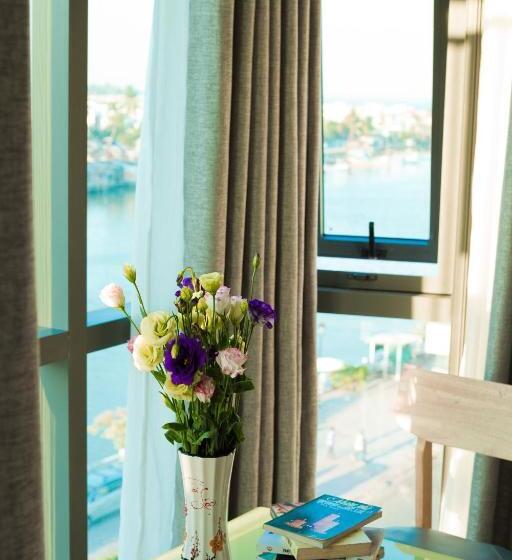 Deluxe room with river view, Moonlight Bay Hotel & Apartment