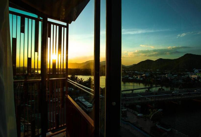 Deluxe room with river view, Moonlight Bay Hotel & Apartment