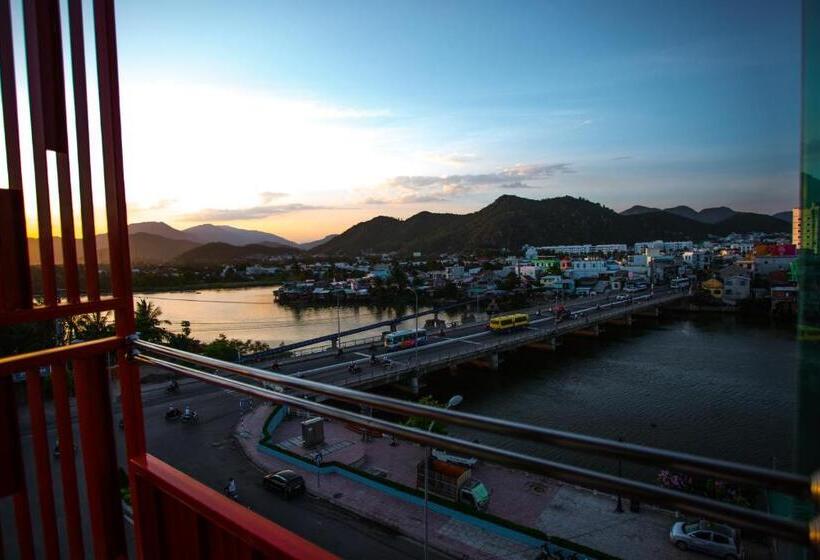 Deluxe room with river view, Moonlight Bay Hotel & Apartment