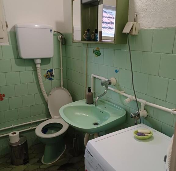 اتاق استاندارد سه تخته با سرویس بهداشتی مشترک, Sobe Sanja