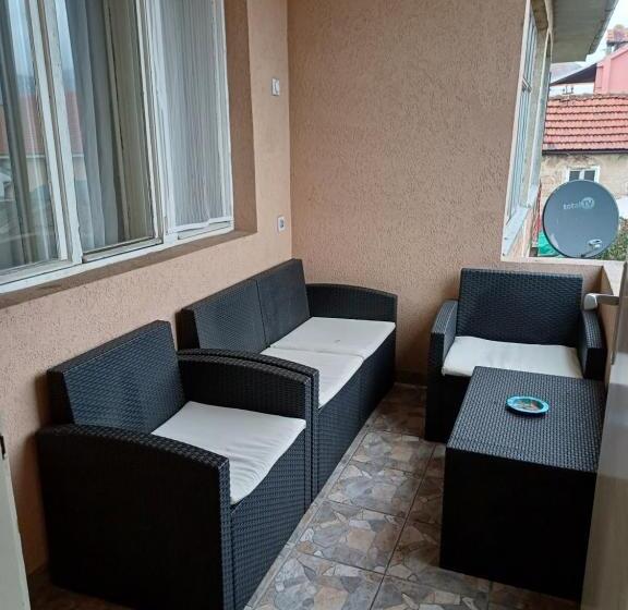 اتاق استاندارد سه تخته با سرویس بهداشتی مشترک, Sobe Sanja