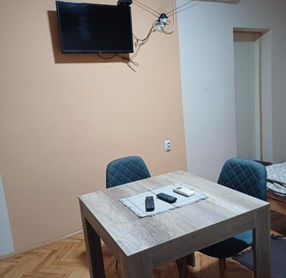 اتاق استاندارد سه تخته با سرویس بهداشتی مشترک, Sobe Sanja