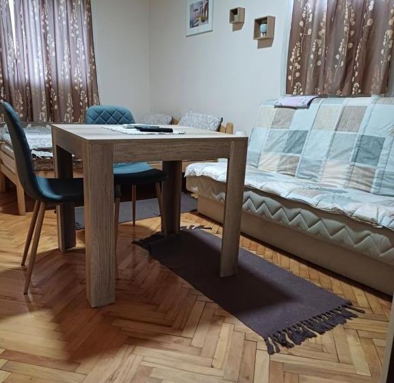 اتاق استاندارد سه تخته با سرویس بهداشتی مشترک, Sobe Sanja