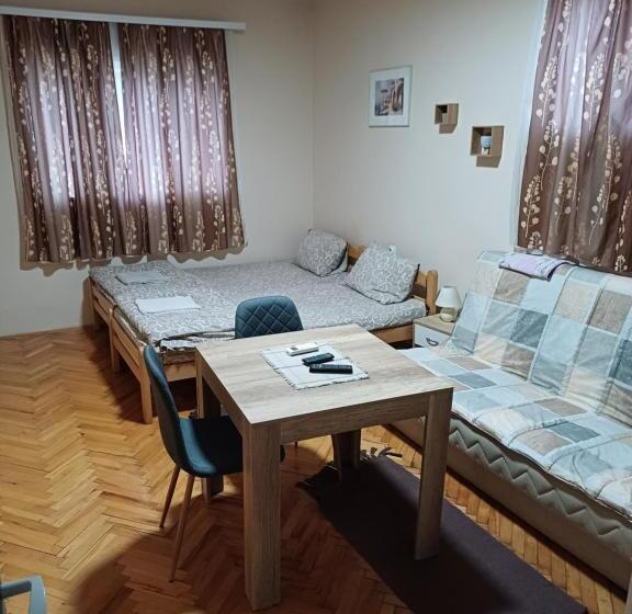 اتاق استاندارد سه تخته با سرویس بهداشتی مشترک, Sobe Sanja