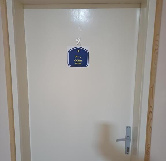 اتاق استاندارد سه تخته با سرویس بهداشتی مشترک, Sobe Sanja