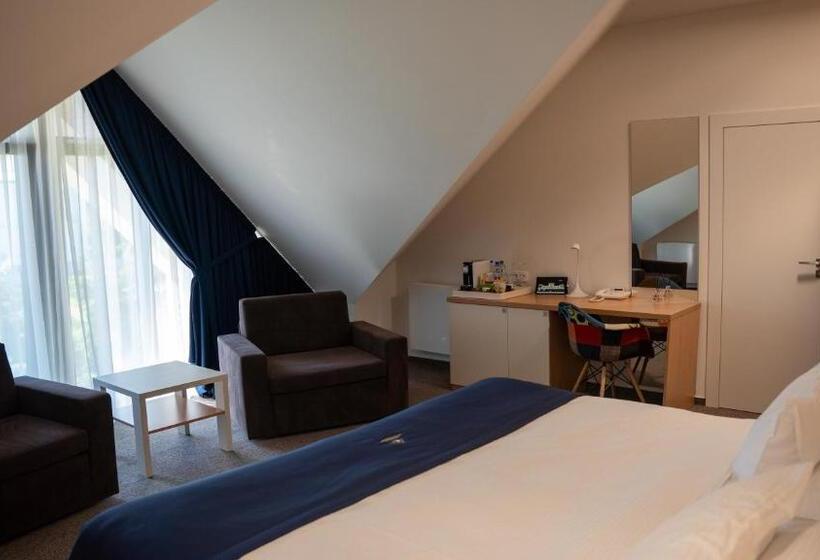 デラックスルーム, Hraniční Zámeček