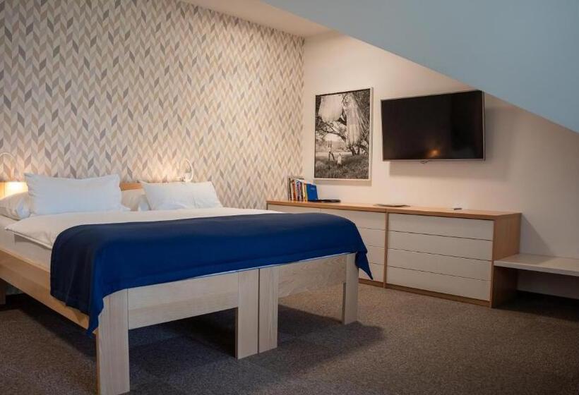 デラックスルーム, Hraniční Zámeček