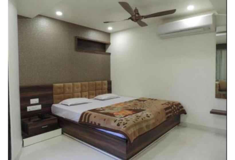 带大床的标准间, Balcony Rooms Overlooking The Main Market