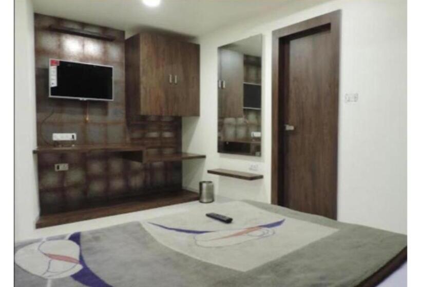 带大床的标准间, Balcony Rooms Overlooking The Main Market