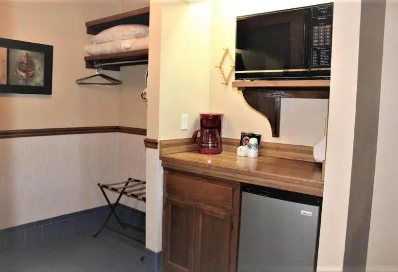 سوئیت جونیور خانوادگی, Basswood Resort
