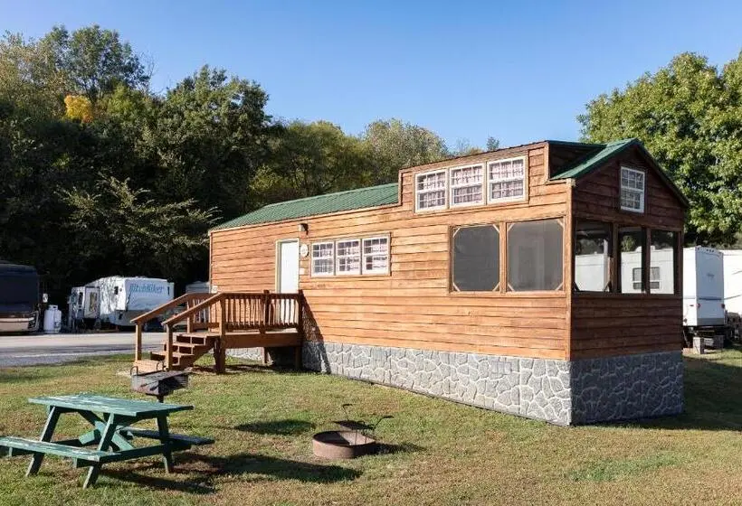 بنگله خانوادگی, Basswood Resort
