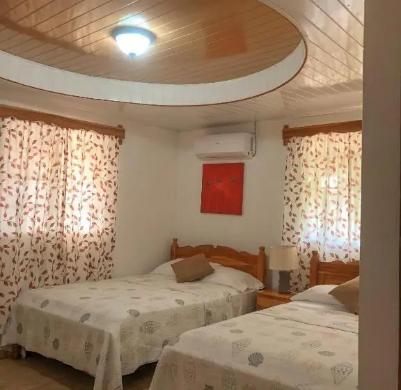 اتاق استاندارد چهارنفره با بالکن, Hostal Familiar Rolo