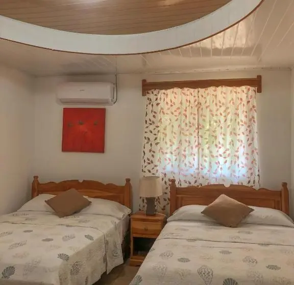 اتاق استاندارد چهارنفره با بالکن, Hostal Familiar Rolo