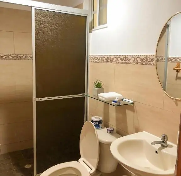 اتاق استاندارد چهارنفره با بالکن, Hostal Familiar Rolo