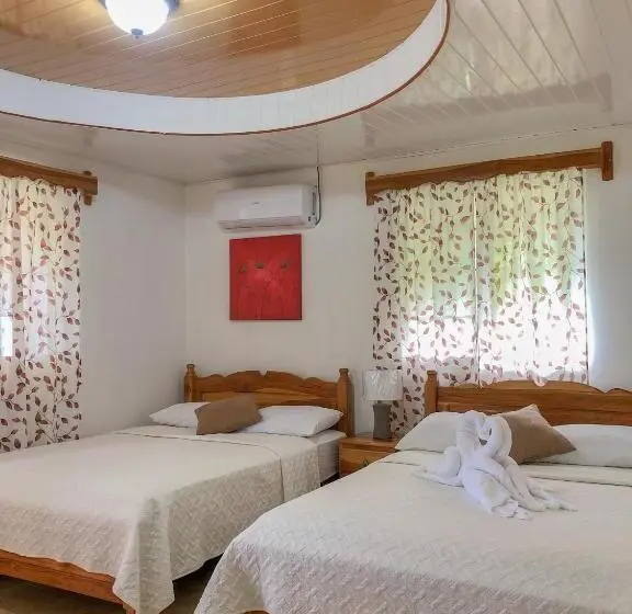 اتاق استاندارد چهارنفره با بالکن, Hostal Familiar Rolo