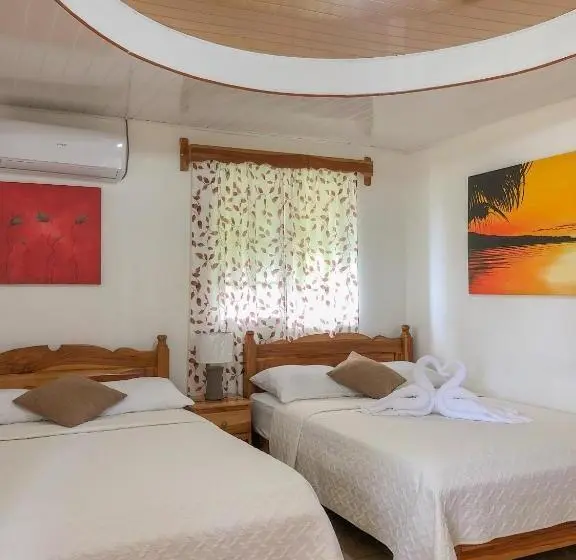اتاق استاندارد چهارنفره با بالکن, Hostal Familiar Rolo
