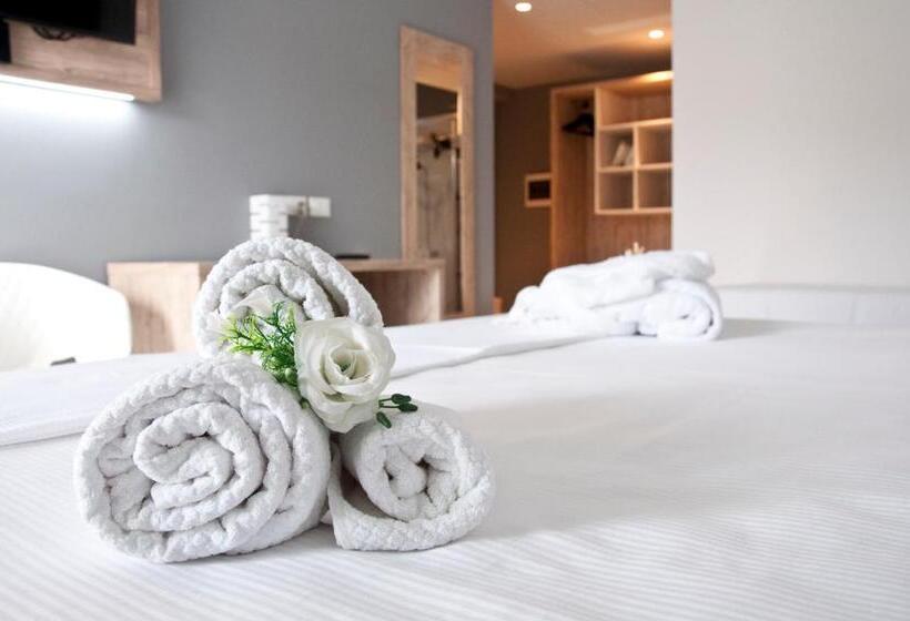 غرفة ديلوكس مطلّة علي البحر, Ambruosi Village Resort & Spa