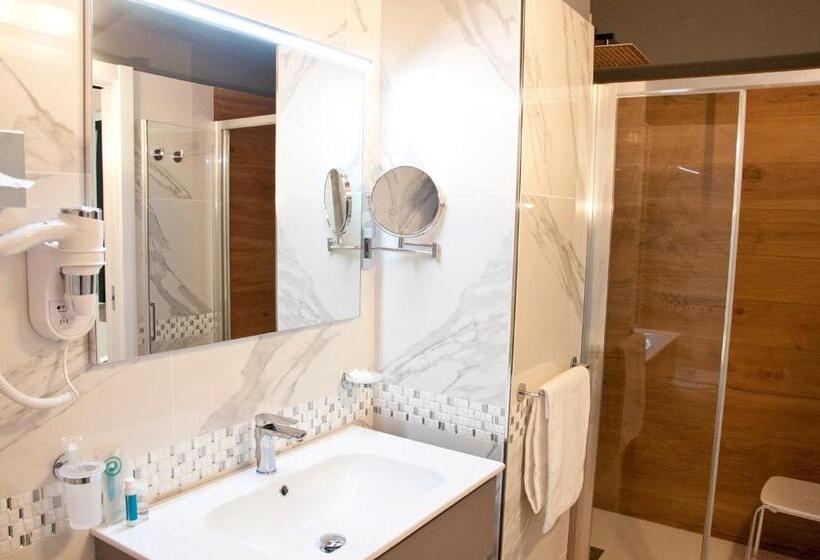 غرفة قياسية رباعية مزودة بشُرفة, Ambruosi Village Resort & Spa