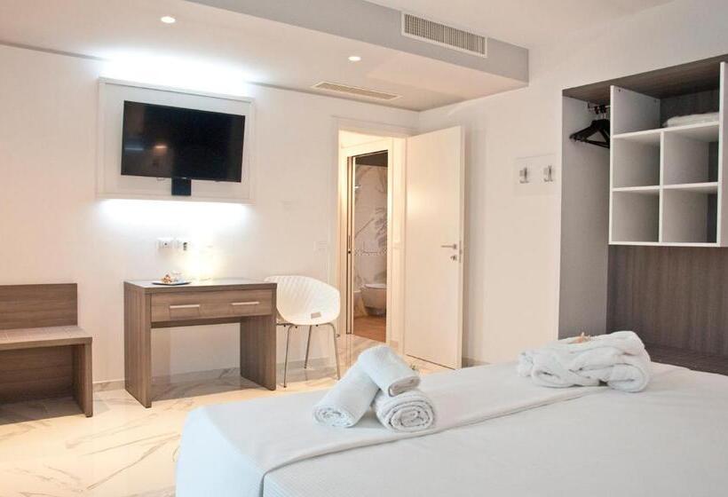 غرفة قياسية رباعية مزودة بشُرفة, Ambruosi Village Resort & Spa