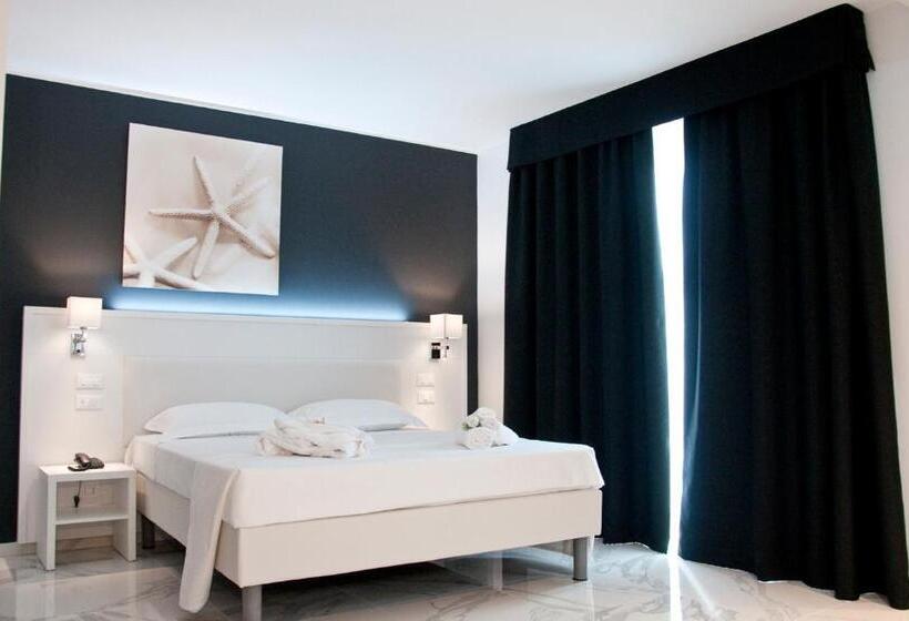 غرفة قياسية رباعية مزودة بشُرفة, Ambruosi Village Resort & Spa