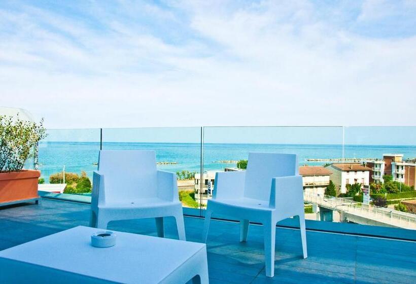 جناح مطلّ علي البحر مزود بجاكوزى, Ambruosi Village Resort & Spa