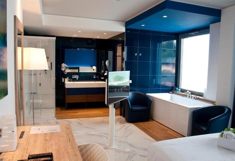 جناح مطلّ علي البحر مزود بجاكوزى, Ambruosi Village Resort & Spa