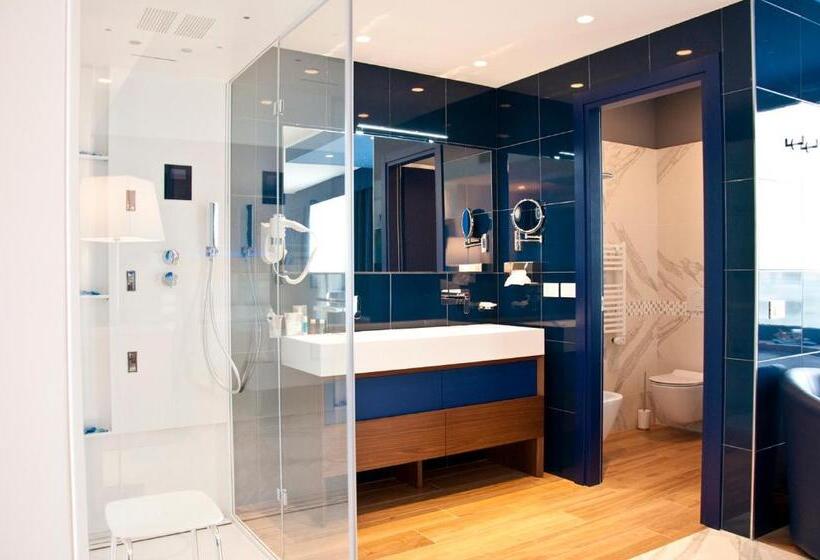 جناح مطلّ علي البحر مزود بجاكوزى, Ambruosi Village Resort & Spa