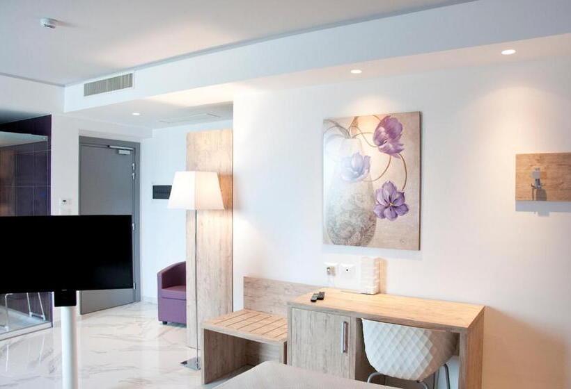 جناح مطلّ علي البحر مزود بجاكوزى, Ambruosi Village Resort & Spa