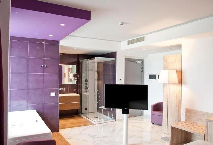 جناح مطلّ علي البحر مزود بجاكوزى, Ambruosi Village Resort & Spa