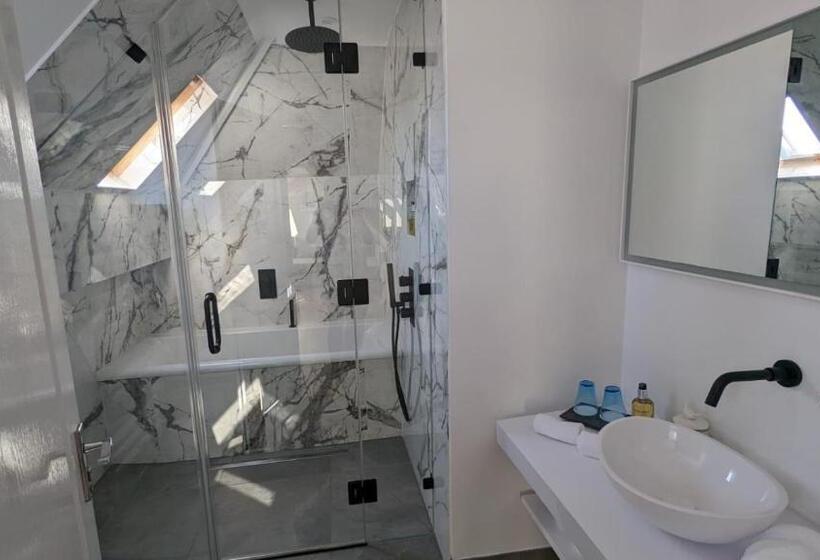 اتاق لوکس با چشم‌انداز دریا, Beach Lodge