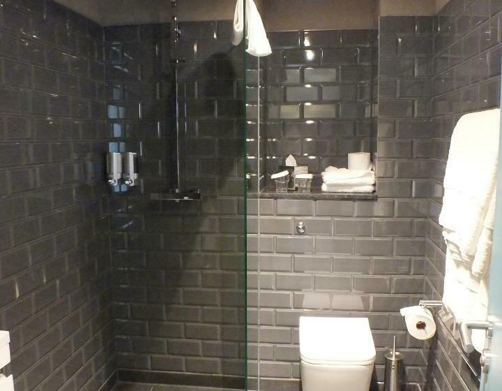 高级大房间, The Garrison