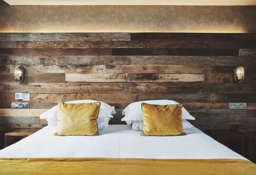 高级大房间, The Garrison