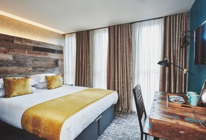 高级大房间, The Garrison