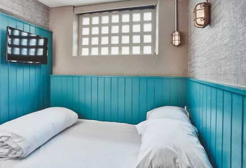 标准间, The Garrison