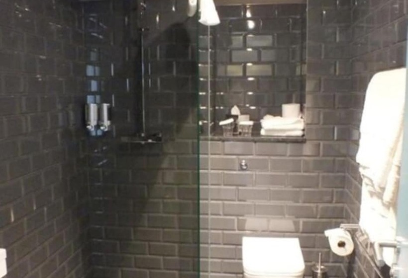 标准三人间, The Garrison