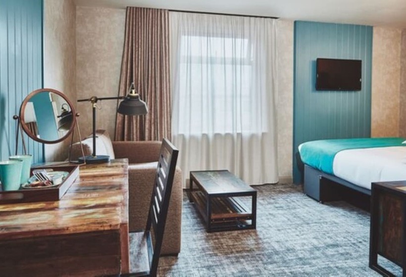 标准三人间, The Garrison