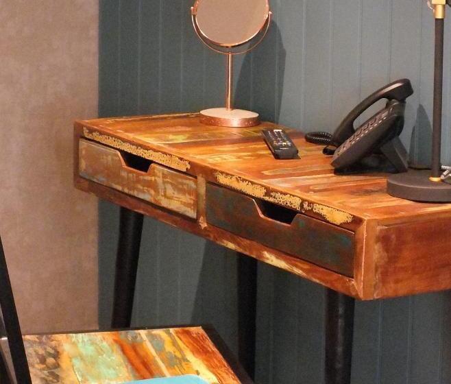 高级大房间, The Garrison