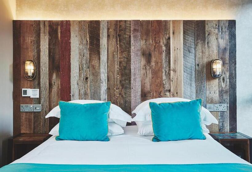 高级大房间, The Garrison