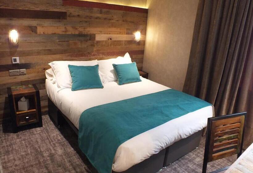 标准三人间, The Garrison