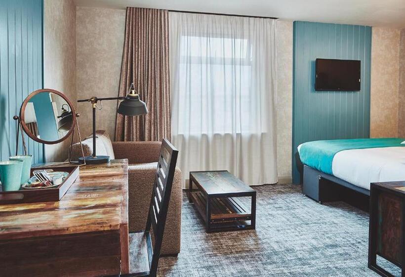 标准三人间, The Garrison