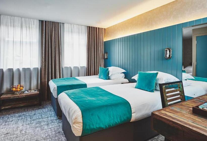 标准三人间, The Garrison