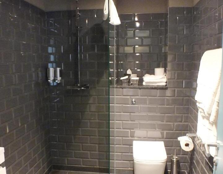 标准三人间, The Garrison