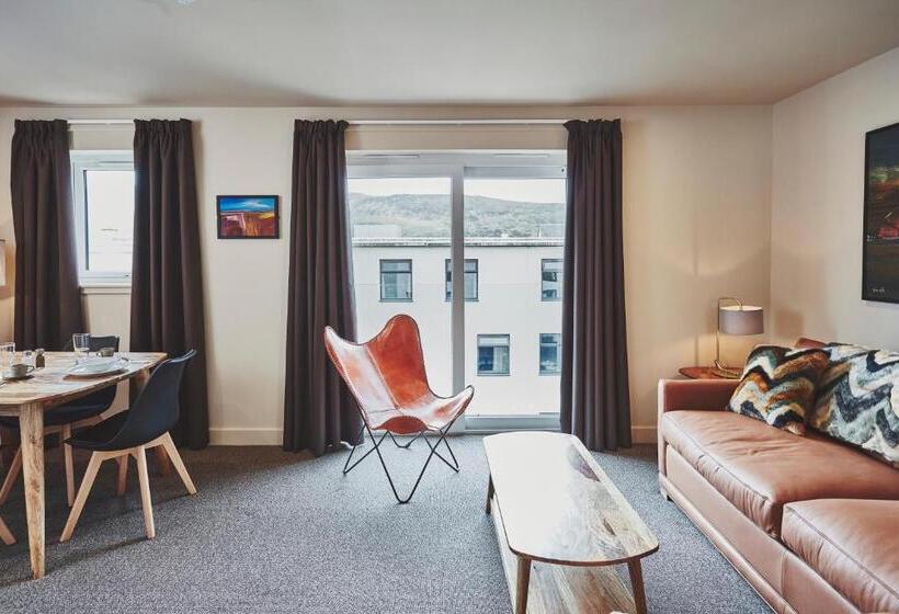 套房, The Garrison