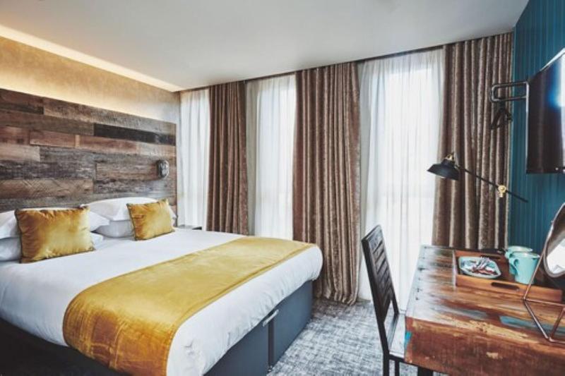 标准间, The Garrison