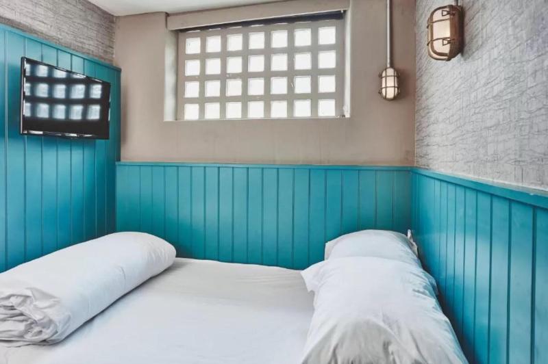 标准间, The Garrison