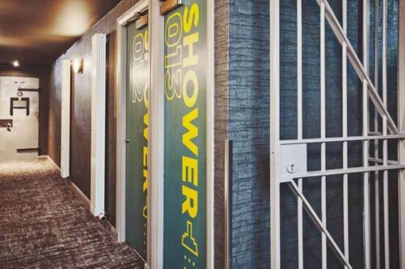 标准间, The Garrison