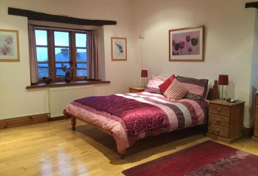 اتاق خانوادگی با چشم‌انداز دریا, Coombe House B&b