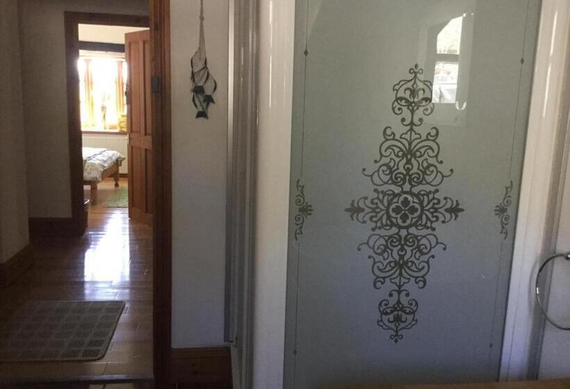 海景豪华三人间, Coombe House B&b