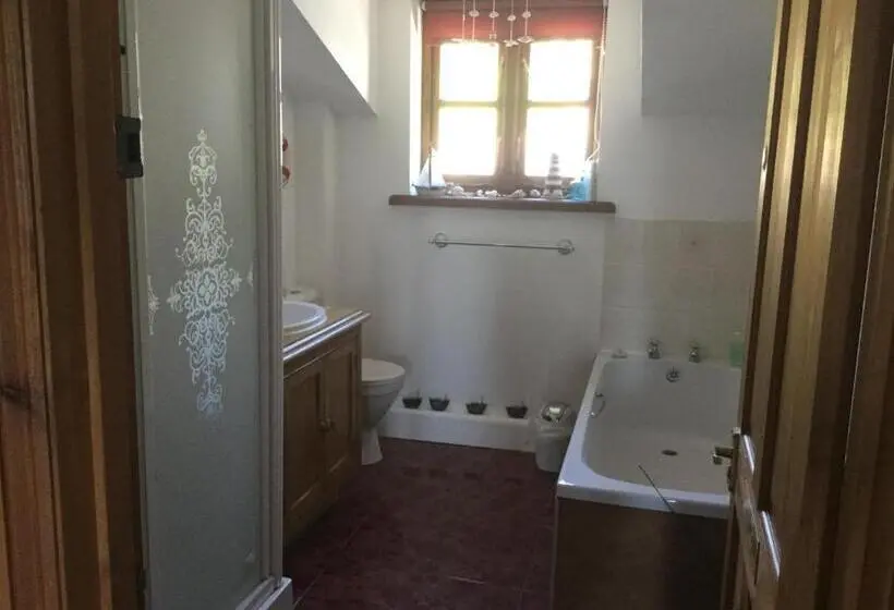 Deluxe Trippelrum Havsutsikt, Coombe House B&b