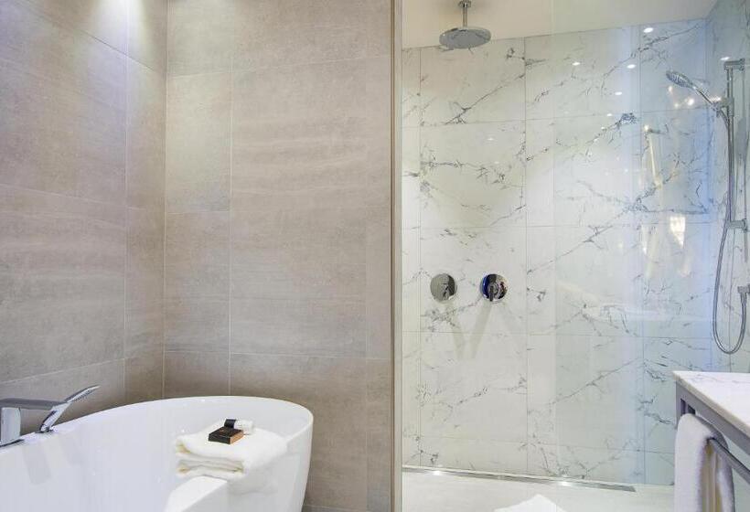 سوئیت کلاسیک, Monsieur Jean   Hôtel Particulier